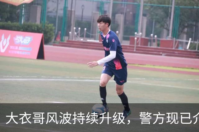 大衣哥风波持续升级，警方现已介入，其邻居早就爆料他私下人品